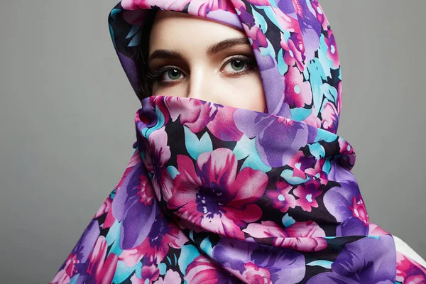 Mooie Jonge Vrouw Kleur Bloem Sluier Schoonheidsmeisje Kleurrijke Hijab Mode — Stockfoto