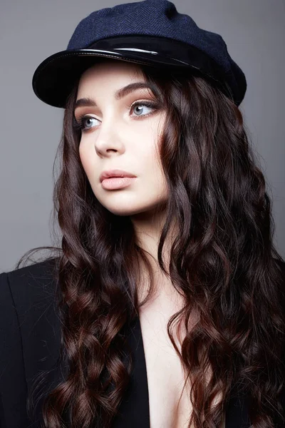 帽子のファッショナブルな美しい女の子 健康的なカールの髪を持つスタイリッシュなかなり若い女性 — ストック写真