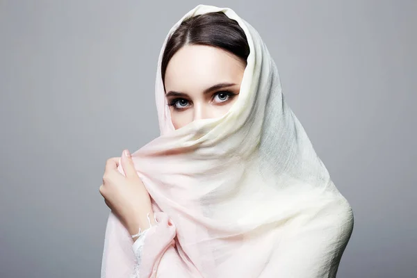 Vacker Ung Kvinna Täckte Sitt Ansikte Skönhetstjej Hijab Mode Orientalisk — Stockfoto