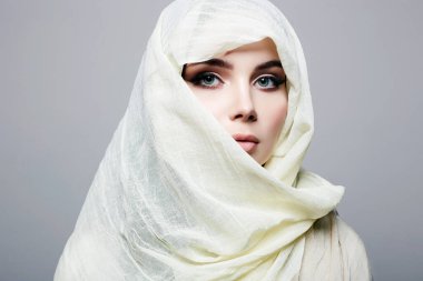 Peçeli güzel bir genç kadın. tesettürlü güzel kız. moda doğulu kadın