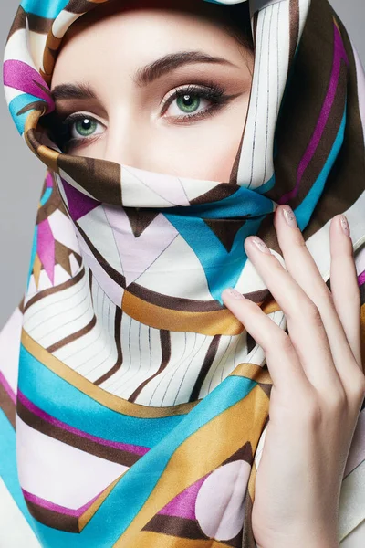 Vacker Ung Kvinna Färg Slöja Skönhetstjej Färgglad Hijab Mode Orientalisk — Stockfoto