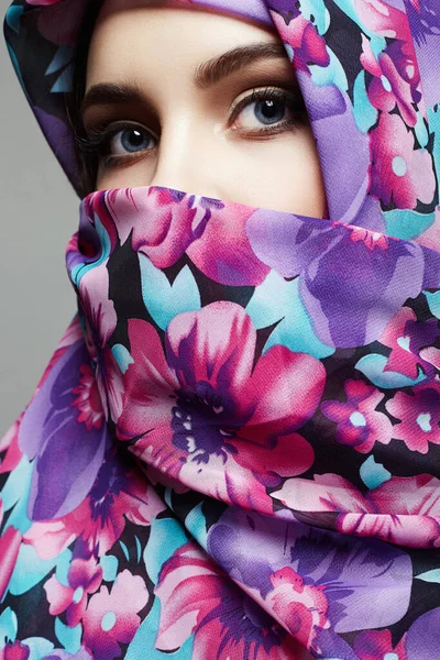 Schöne Junge Frau Farbe Blume Schleier Schönheit Mädchen Bunten Hijab — Stockfoto