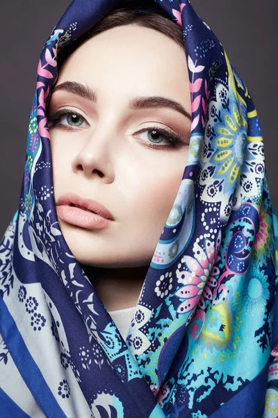 Vacker Kvinna Färg Blomma Slöja Skönhetstjej Färgglad Hijab Mode Orientalisk — Stockfoto