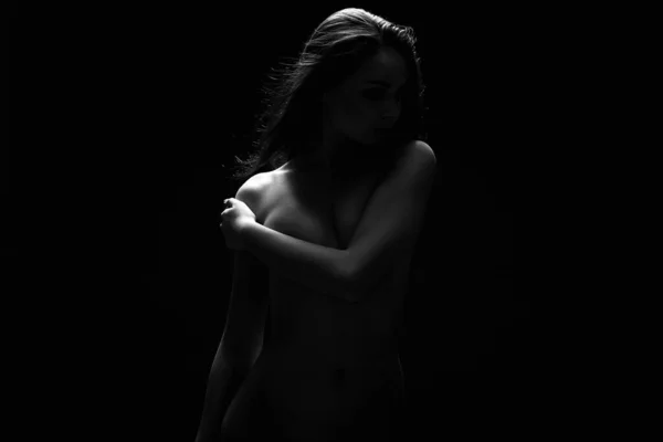 暗闇の中でヌード女性のシルエット 美しいセクシーな裸のボディガール 黒と白 — ストック写真