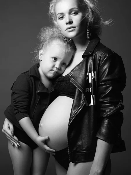 子供を持つ美しい妊婦 美人スタイリッシュな母娘 幸せな家族だ 幼い女の子を持つ若い母親の女性 — ストック写真