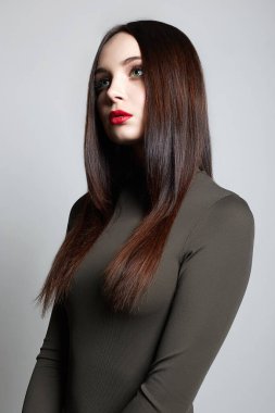 Seksi genç bir kadın. Sağlıklı saçlı ve kırmızı dudaklı güzel bir makyöz kız.