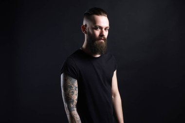 Şık saç kesimi ve dövme çocuk. yakışıklı adam, Tattoed hipster sakallı.