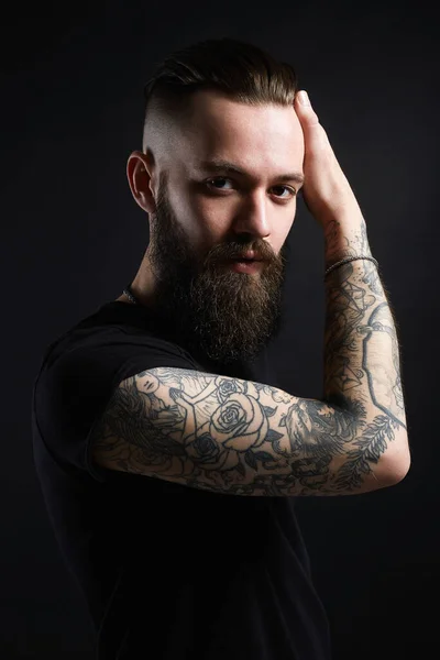 Jongen Met Stijlvolle Kapsel Tattoo Knappe Man Tattoed Bebaarde Hipster — Stockfoto