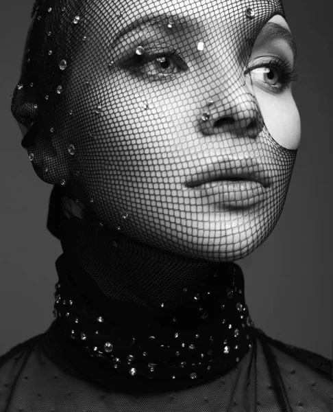 Schöne Mädchen Maske Schöne Frau Netz Auf Ihrem Gesicht Maskerade — Stockfoto