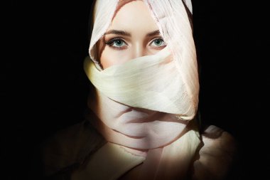 Başörtüsü içinde güzel genç bir kadın. Kapüşonlu güzel kız. Doğulu moda kadını. Etnik insanlar. Güzel, genç Müslüman kadın.