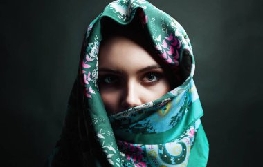 Renkli peçeli güzel bir kadın. Renkli tesettürlü güzel kız. Doğulu moda kadını. etnik insanlar