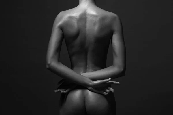 美丽的女性回来了 工作室里裸体女孩的脊背 在黑暗中赤身裸体的女人回来了身体部位 — 图库照片