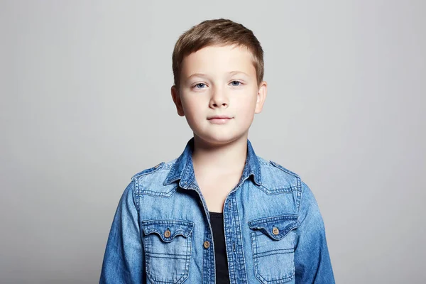 子供の肖像画 ジーンズ姿のハンサムな男の子 11歳の子供 — ストック写真