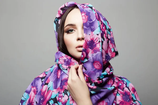 Schöne Junge Frau Buntem Blütenschleier Schönheit Mädchen Mode Ethnischen Stil — Stockfoto
