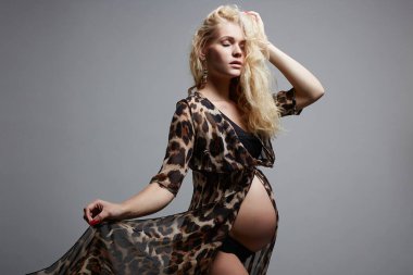 Genç, güzel, hamile kadın. Koca göbekli sarışın kız. Mutluluklar dilerim.