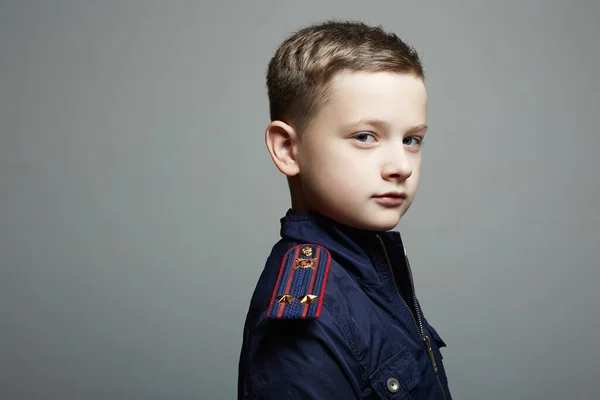 小警官英俊的男孩穿着制服 警察的孩子孩子想当个将军 — 图库照片