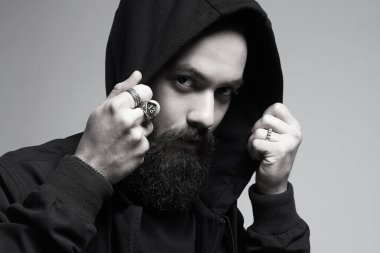 Siyah Başlıklı Adam. Sakallı yakışıklı çocuk. Şık bir hipster.