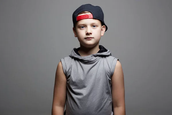 帽子里的儿童画像 体育小子 英俊强壮的少年男孩 — 图库照片