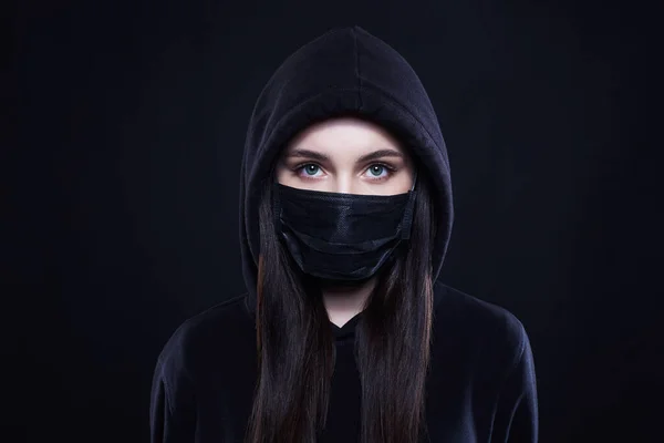 マスクとフードの若い女性 黒マスクとパーカーの女の子 コロナウイルスの流行 — ストック写真