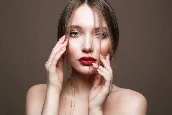 Młoda Piękna Kobieta Piękno Zmysłowy Dziewczyna Czerwonymi Ustami Makijaż — Zdjęcie stockowe
