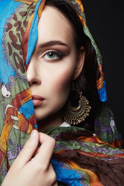 Renkli peçeli ve mücevherli güzel bir kadın. Renkli tesettürlü güzel kız. moda doğulu kadın