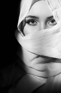 Başörtüsü içinde güzel genç bir kadın. Kapüşonlu güzel kız. Doğulu moda kadını. Etnik insanlar. Güzel, genç Müslüman kadın.