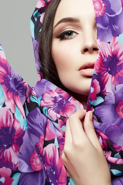 Renkli Çiçek Peçeli Güzel Bir Kadın Güzel Kız Moda Etnik — Stok fotoğraf