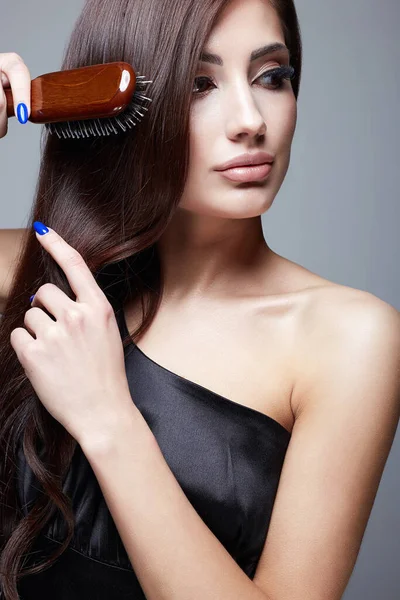 Krásná Dívka Česá Vlasy Krásná Péče Vlasy Módní Krása Portrét — Stock fotografie
