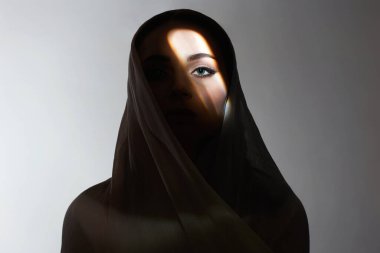 Dini tarz güzel genç bayan. Gölgedeki güzel kız. Doğulu moda