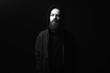 Başlıklı Adam 'ın siyah beyaz portresi. Kapüşonlu kazaklı bir çocuk. Sakallı adamın portresi.