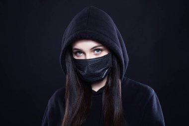 Siyah Maskeli ve Başlıklı Genç Kadın. Siyah maskeli ve kapüşonlu kız. Coronavirüs salgını