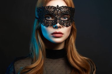 Maskeli Güzel Genç Kadın. Renkli ışıklar. Maskeli seksi kız. Güzellik ve Moda