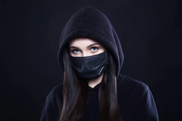 Ung Kvinna Svart Mask Och Hood Flicka Svart Mask Och — Stockfoto