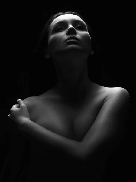 黑暗中的裸体女人女性侧写 美丽的裸体女孩黑白照片 — 图库照片