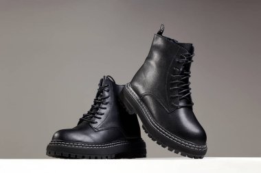 Siyah çizmeler. Moda ayakkabıları hala hayat. Stüdyoda şık bir fotoğraf.