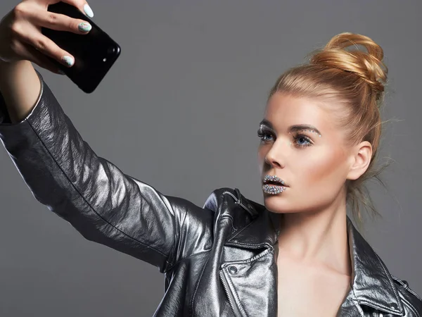Módní Krásná Žena Krystaly Rtech Nosí Stříbrnou Bundu Dělá Selfie — Stock fotografie