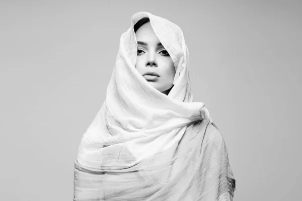 Güzel Genç Bir Kadın Güzel Siyah Beyaz Tesettürlü Kız Portresi — Stok fotoğraf