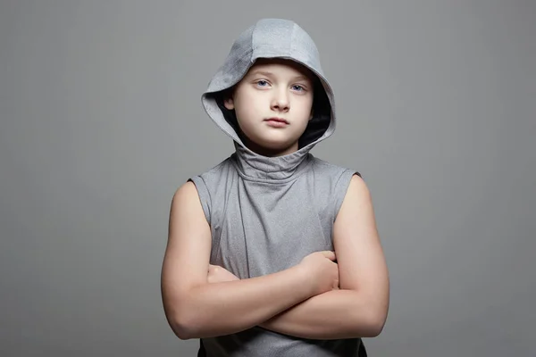 フードの面白い少年 スポーツハンサムな子供 強い子 — ストック写真
