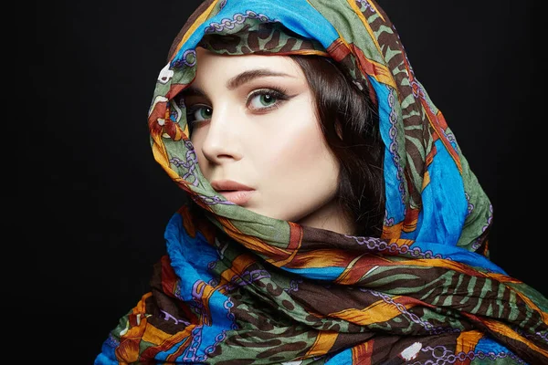 Närbild Porträtt Vacker Ung Kvinna Färg Slöja Mode Orientalisk Stil — Stockfoto