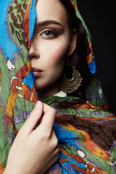 Närbild Porträtt Vacker Ung Kvinna Färg Slöja Och Smycken Mode — Stockfoto
