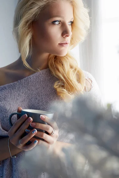 Menina Bonita Casa Com Uma Caneca Café Inverno Mulher Loira — Fotografia de Stock