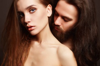 Güzel bir çift. Seksi bir kadın ve yakışıklı bir adam. Erkek ve kız öpüşüyor.