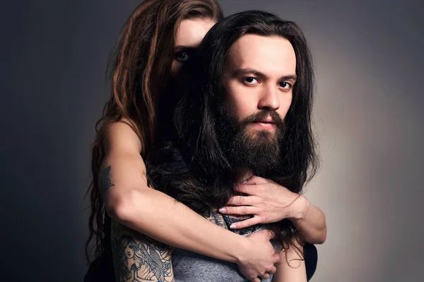 Hipster Couple Beauty Szakállas Férfi Ölelésekben Fiú Tetoválás Lány Dreadlokc — Stock Fotó