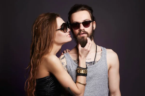 Mode Beau Couple Heureux Dans Les Lunettes Soleil Hipster Garçon — Photo