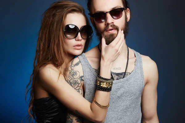 Mode Beau Couple Dans Les Lunettes Soleil Barbu Hipster Garçon — Photo