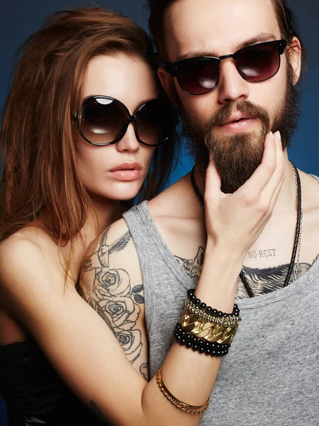 Moda Bella Coppia Sunglasses Barbuto Hipster Ragazzo Bellezza Ragazza Occhiali — Foto Stock