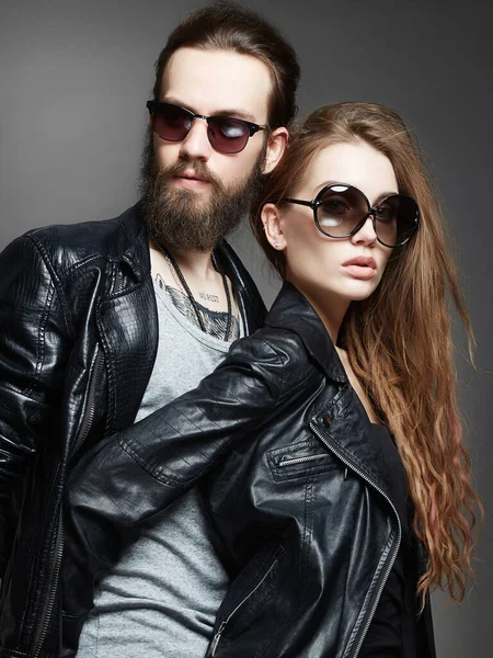 Мода Красивая Пара Солнцезащитных Очках Leather Bearded Мужчина Девушка Красоты — стоковое фото