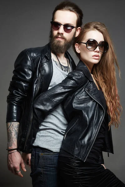 穿着太阳镜和皮革的年轻貌美的夫妇 留着胡子的嬉皮士男孩和戴着时髦眼镜的美女 — 图库照片
