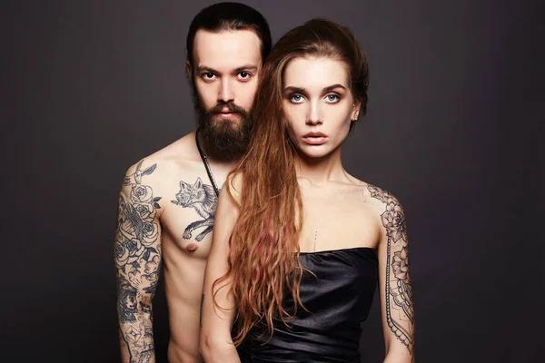 Dövmeli Güzel Bir Çift Seksi Bir Kadın Yakışıklı Bir Adam — Stok fotoğraf