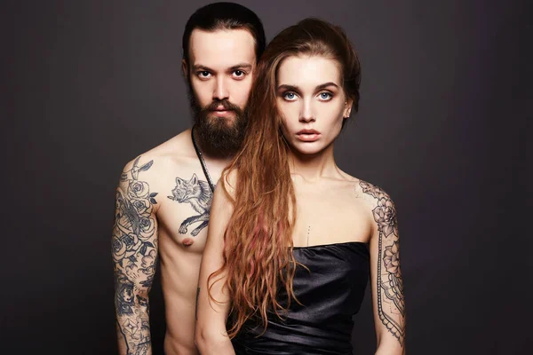 Mooi Paar Met Tattoo Sexy Vrouw Knappe Man Lovely Jongen — Stockfoto